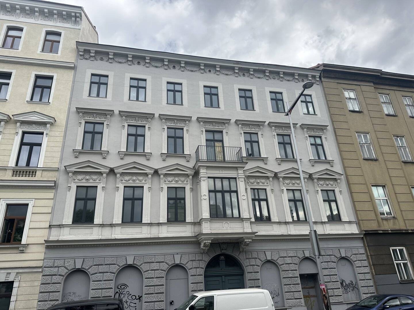 Old building apartment with charm and potential - In need of renovation, design your apartment in the 7th district