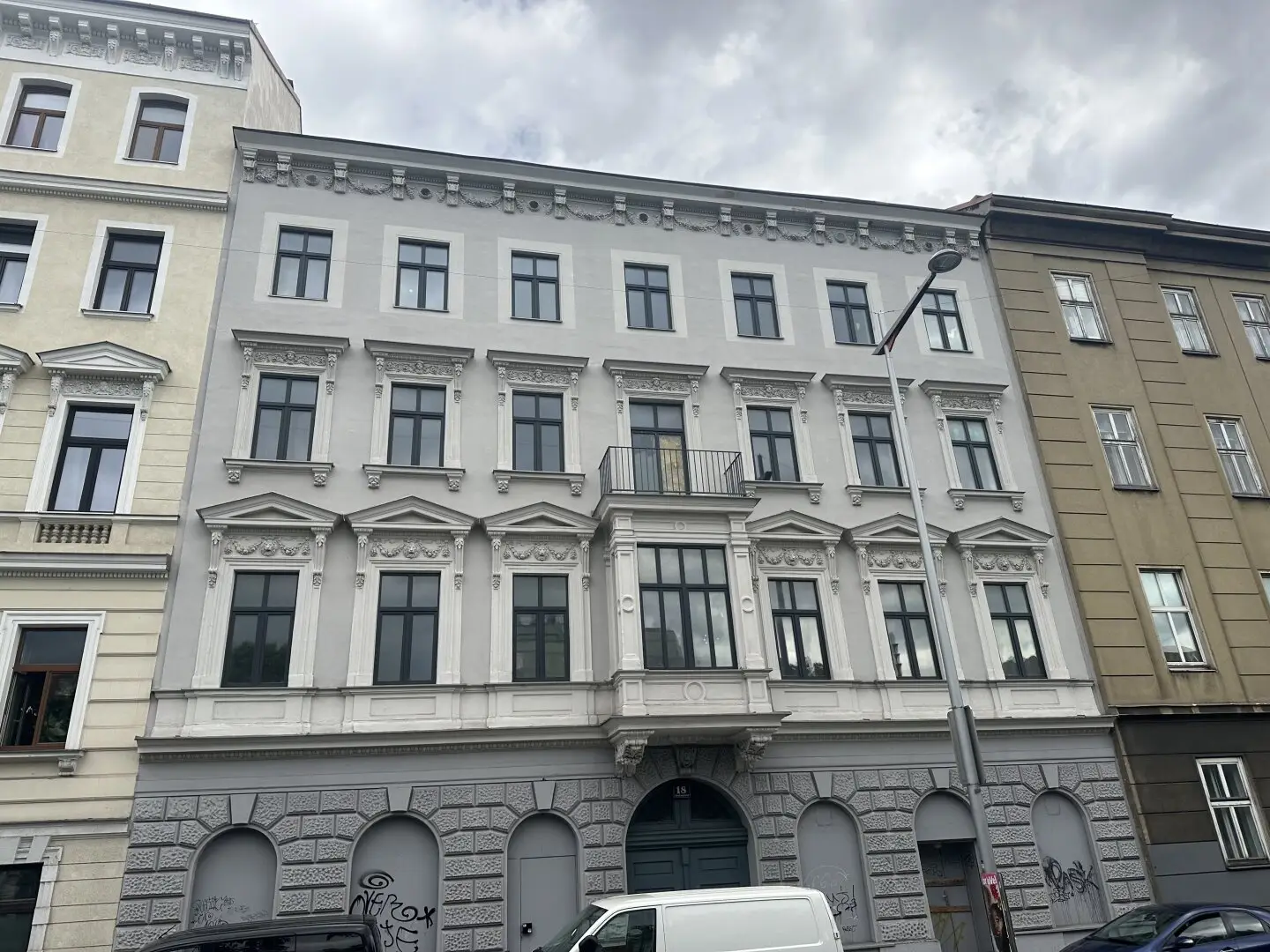 Altbauwohnung mit Charme und Potential- Sanierungsbedürftig, gestallten Sie Ihre Wohnung im coolen 7.Bezirk.. inkl. Balkon