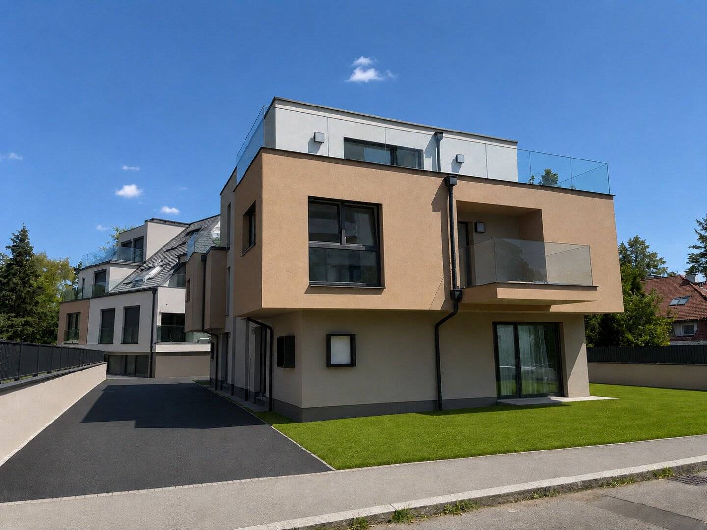 SCHLÜSSELFERTIGE ÜBERGABE - WÄRMEPUMPE - ZIEGELIT - DECKENKÜHLUNG UND ELEKTRISCHE AUßENBESCHATTUNG!