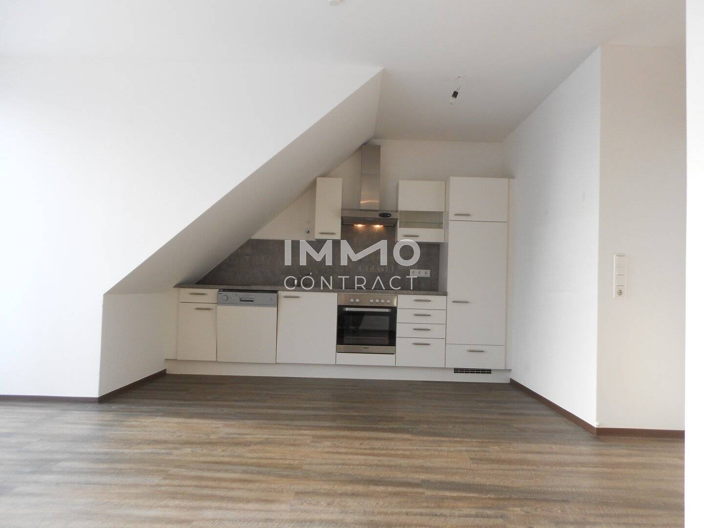 Modern & hell - 3 Zimmer Dachgeschosswohnung mit Balkon - Raimundstraße 24 - Top 10C
