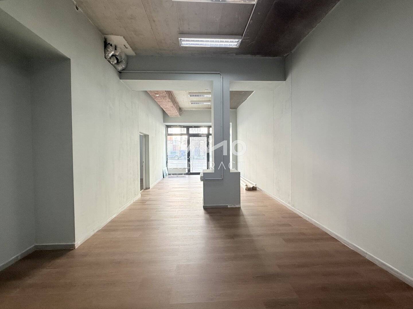 Vielseitiges Geschäftslokal mit Loft-Charakter & großzügiger Fensterfront auf der Laxenburger Straße