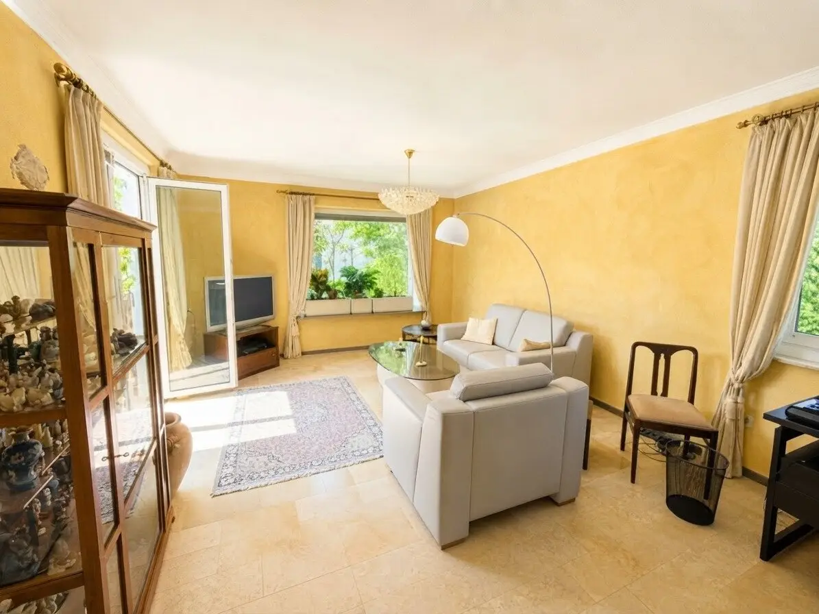 LOTS OF SPACE &amp; POTENTIAL | 7.5 rooms | approx. 185 m² usable area | Pool | In need of renovation