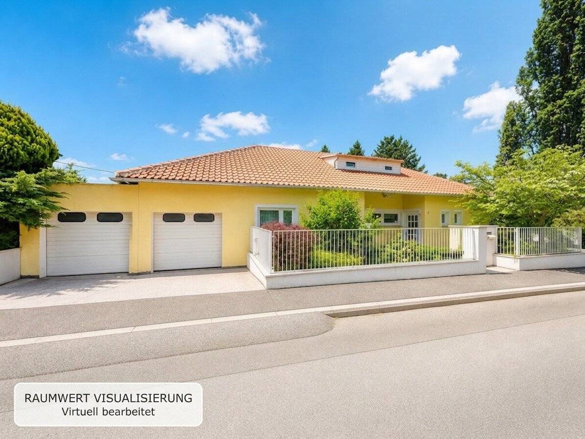 LOTS OF SPACE &amp; POTENTIAL | 7.5 rooms | approx. 185 m² usable area | Pool | In need of renovation