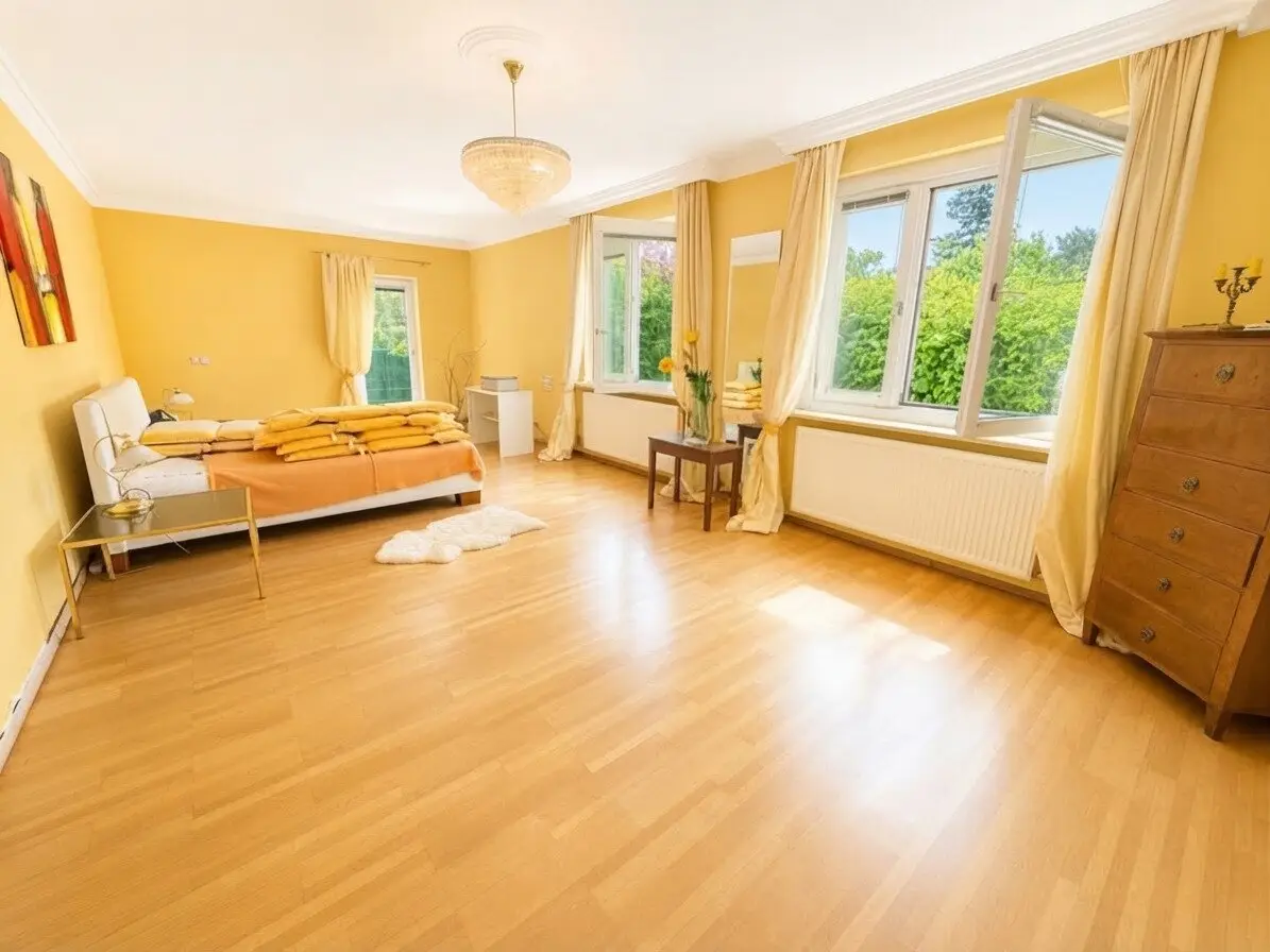 LOTS OF SPACE &amp; POTENTIAL | 7.5 rooms | approx. 185 m² usable area | Pool | In need of renovation