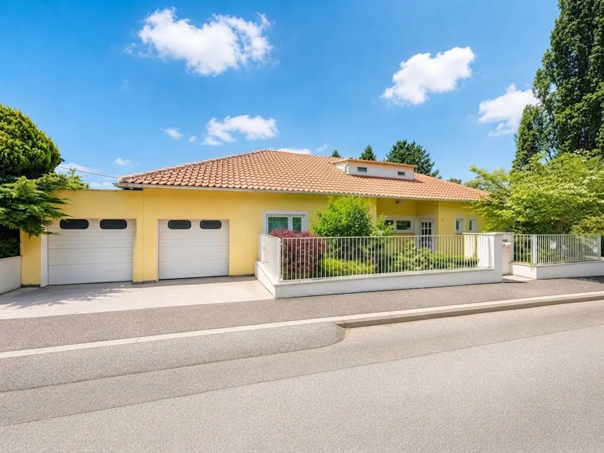 LOTS OF SPACE &amp; POTENTIAL | 7.5 rooms | approx. 185 m² usable area | Pool | In need of renovation