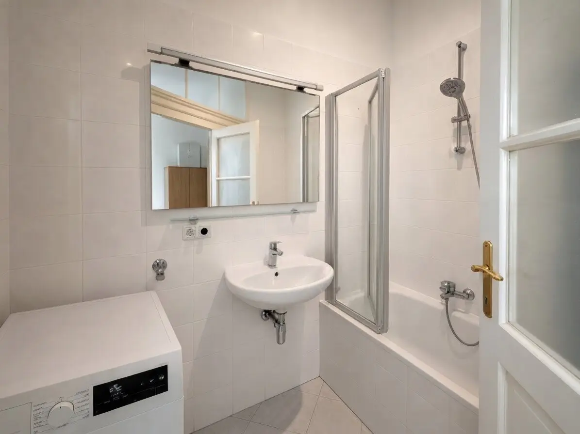 Living with old building charm | 2 rooms | approx. 53 m² | fitted kitchen | central location