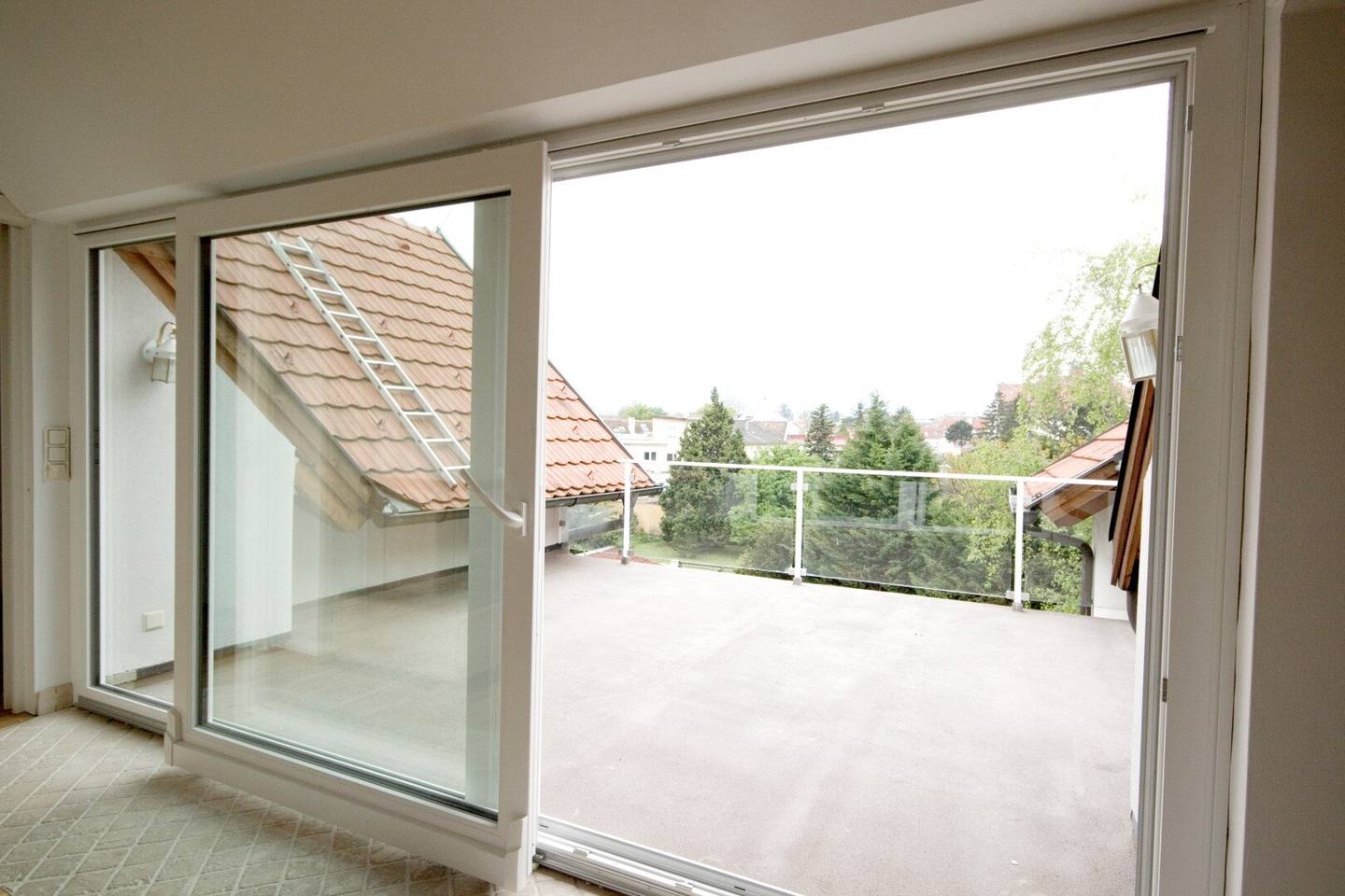 BADEN, Wilhelmsring: modernes DACHGESCHOSS mit traumhafter TERRASSE, inklusive Fernsicht