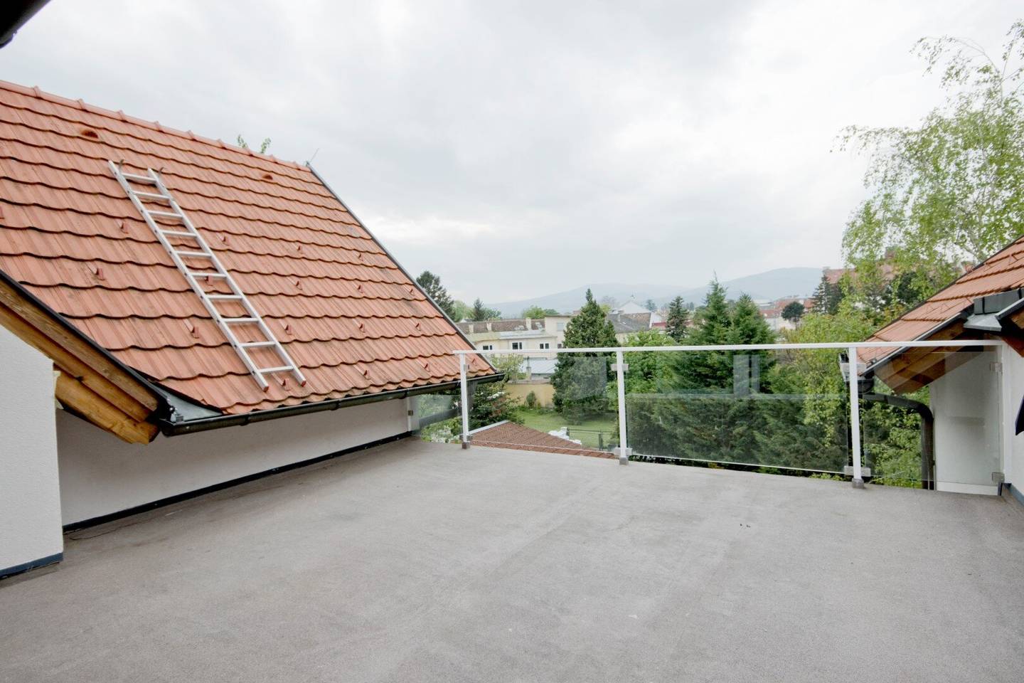 BADEN, Wilhelmsring: modernes DACHGESCHOSS mit traumhafter TERRASSE, inklusive Fernsicht