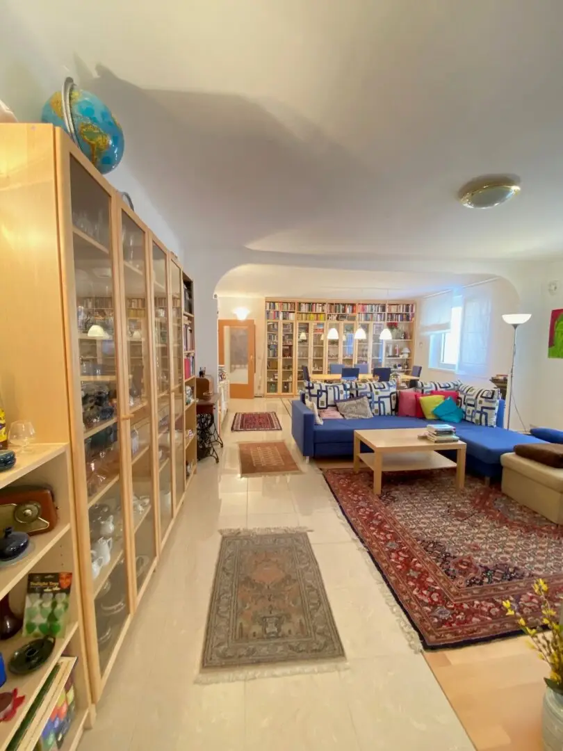 Spacious 5-room condominium with loggia and excellent subway connection in the heart of 1040 Vienna
