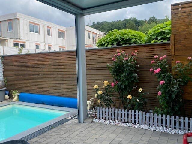 Neuwertiges 5-Zi-Haus in Alland, 182m², 2 Terrassen, Erdwärme und großzügiger Poolbereich!