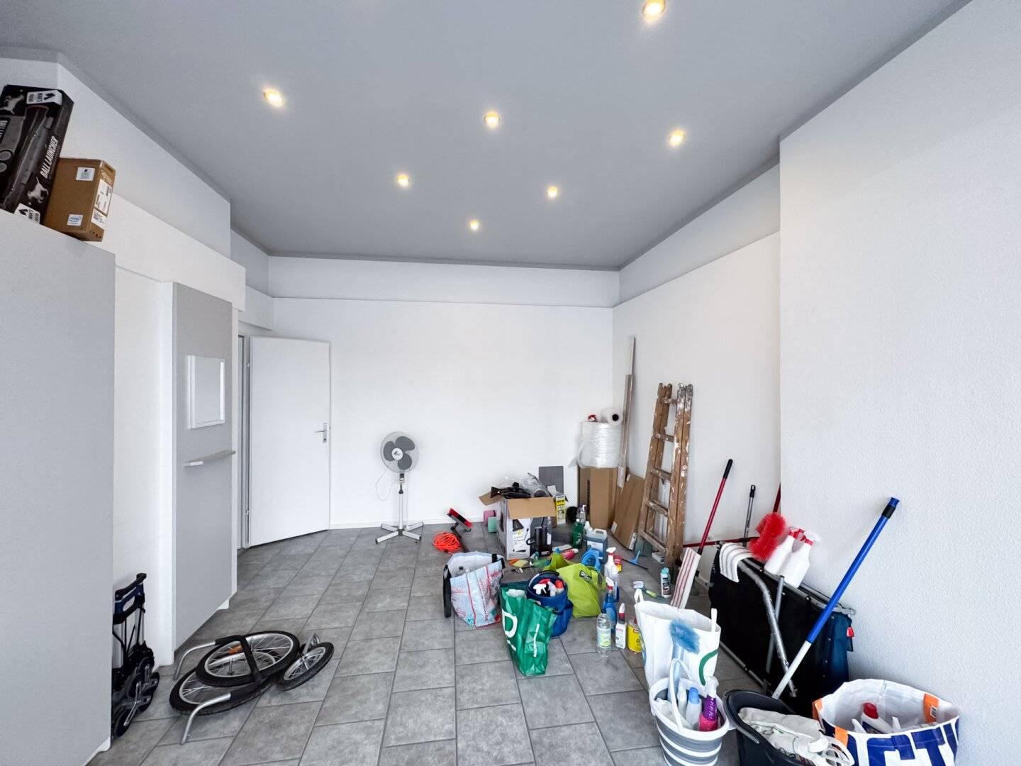 86 m2 für Atelier, Einzelhandel, Studio, Büro etc. im EG zu verkaufen! Zwei StraßenzugängeWattgasse!