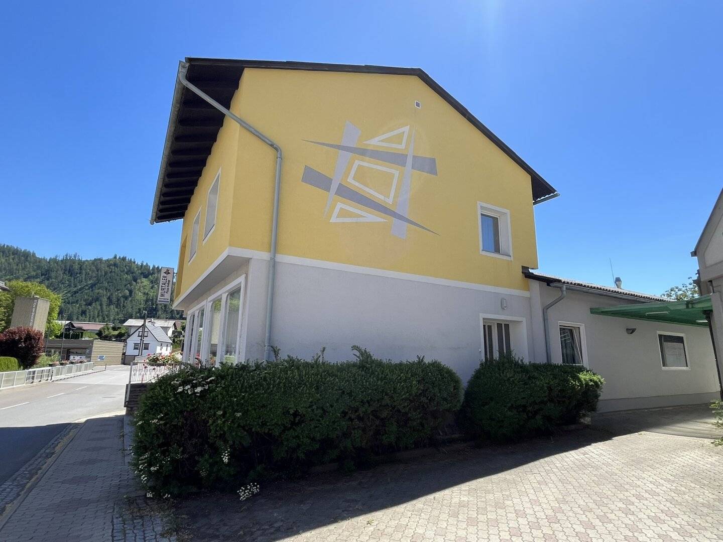 ++ Geräumiges Wohn- und Geschäftshaus mit Zubau in zentraler Lage ++