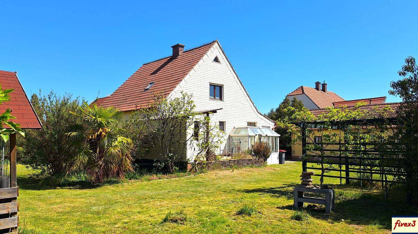 Traismauer - Gemeinlebarn: über 2.500m² Bauland-Kerngebiet mit Einfamilienhaus und Garten mit Altbaumbestand zu kaufen