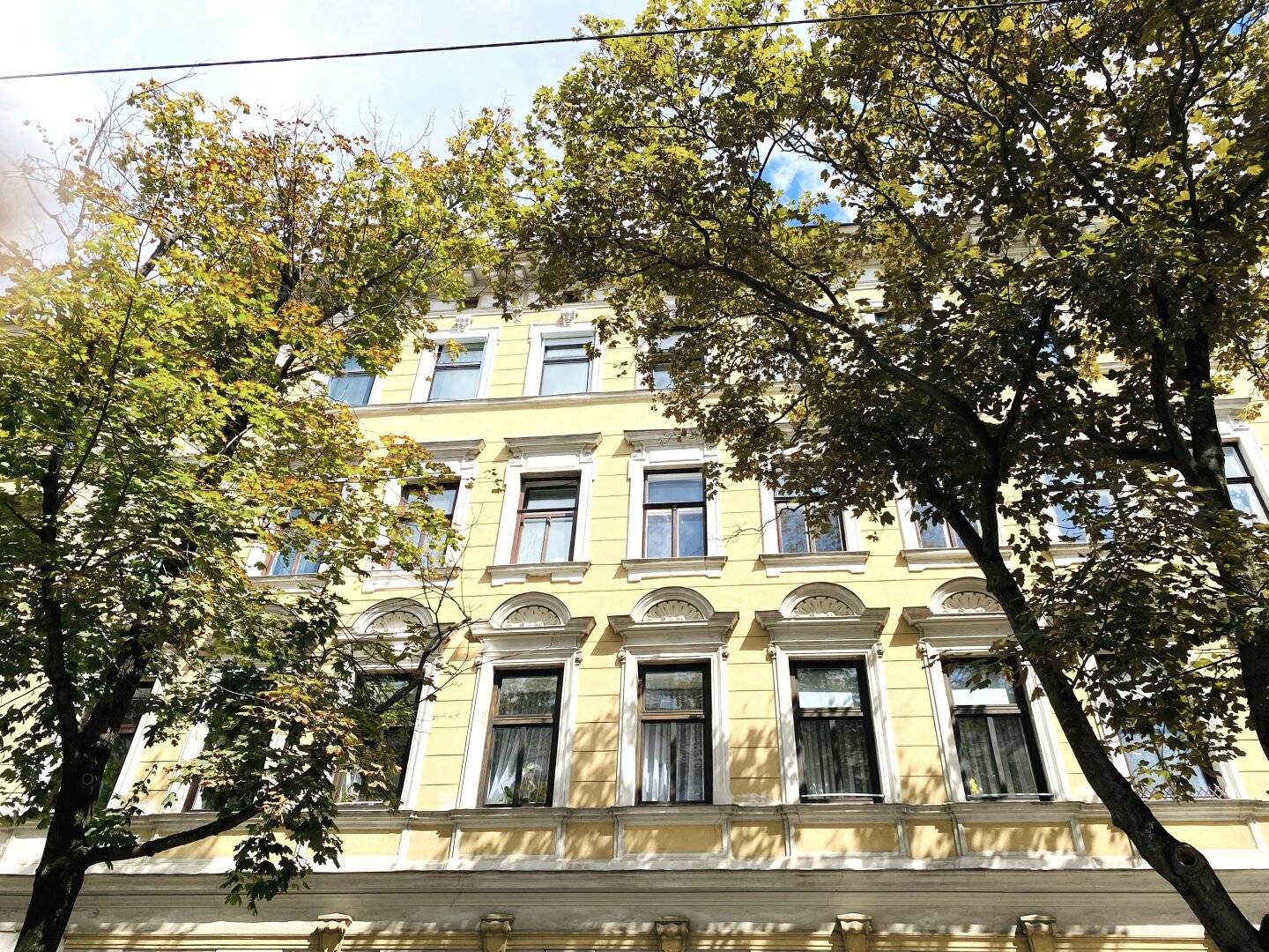 CHARMANTE ALTBAUWOHNUNG IN RENOVIERTEM JAHRHUNDERTWENDEHAUS - NÄHE U3