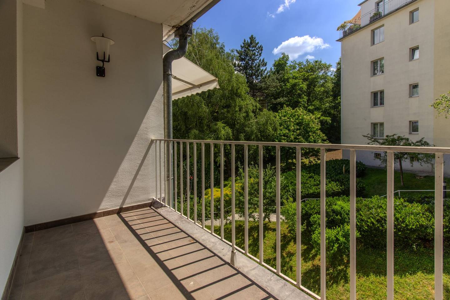 Erstbezug nach Sanierung: Fernblick mit Loggia & Garage
