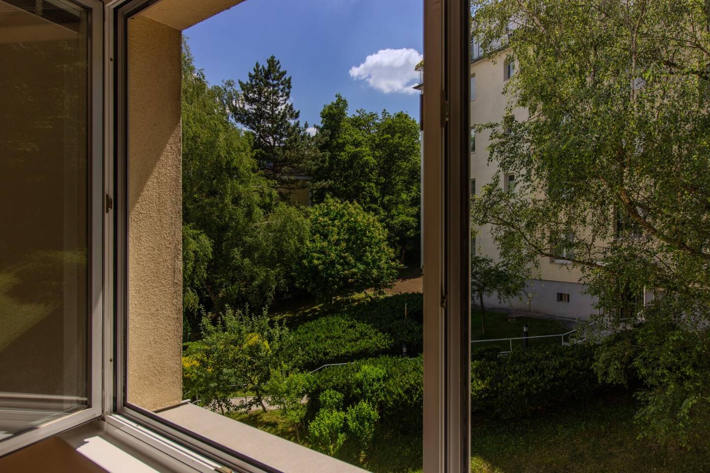 Erstbezug nach Sanierung: Fernblick mit Loggia & Garage