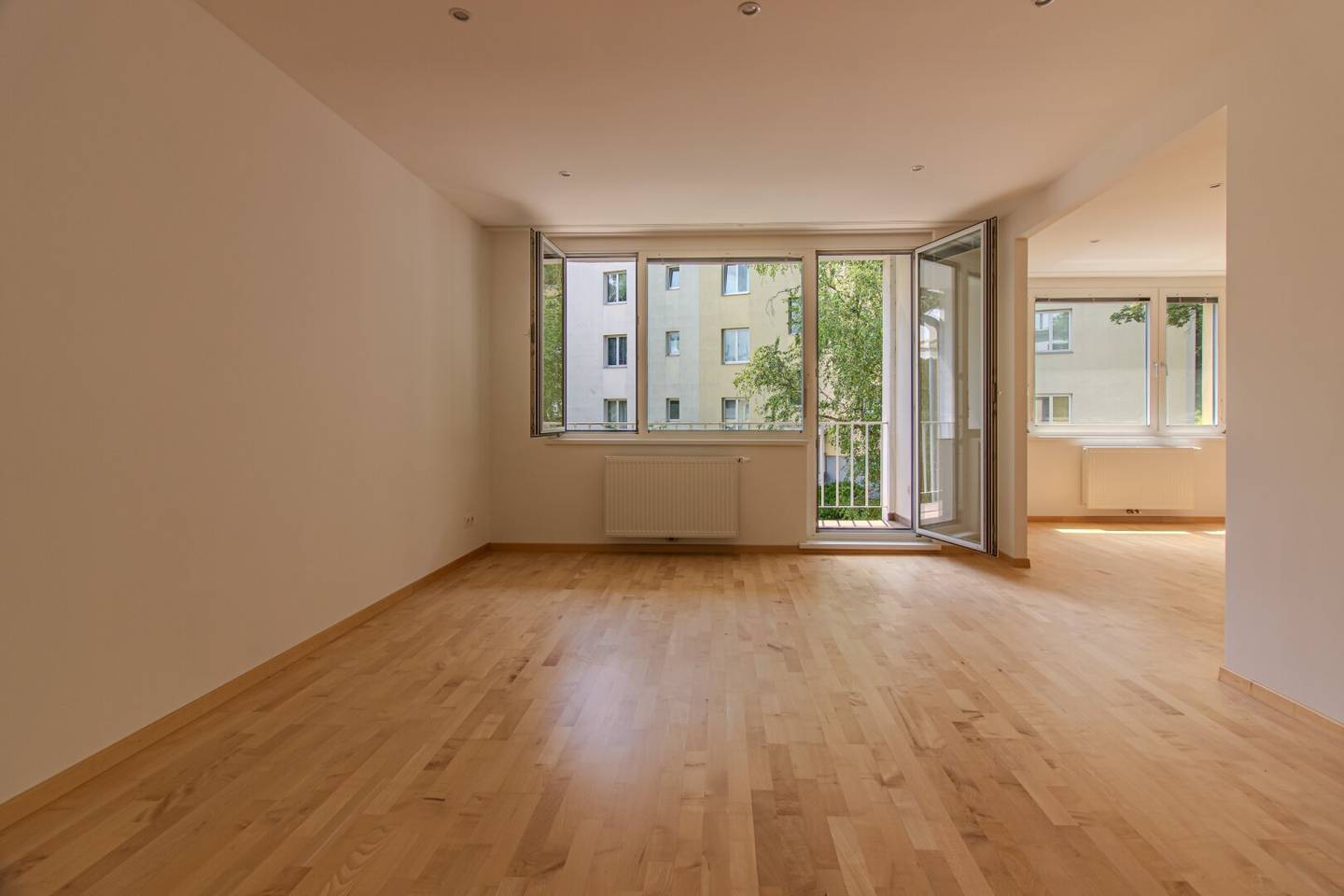 Erstbezug nach Sanierung: Fernblick mit Loggia & Garage