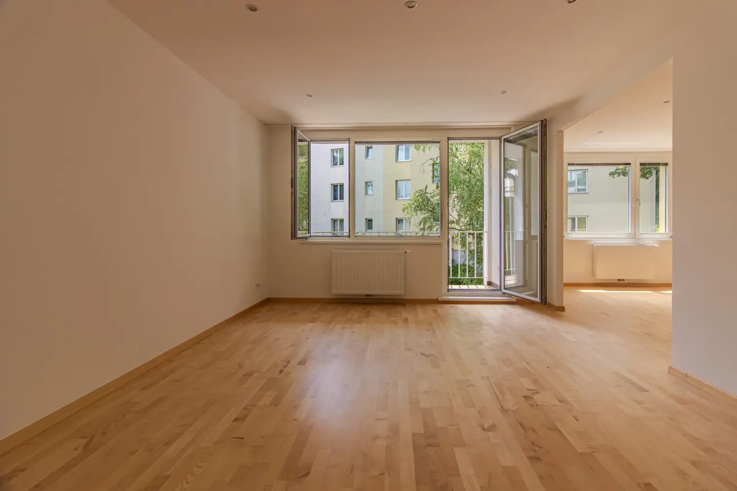 Erstbezug nach Sanierung: Fernblick mit Loggia & Garage