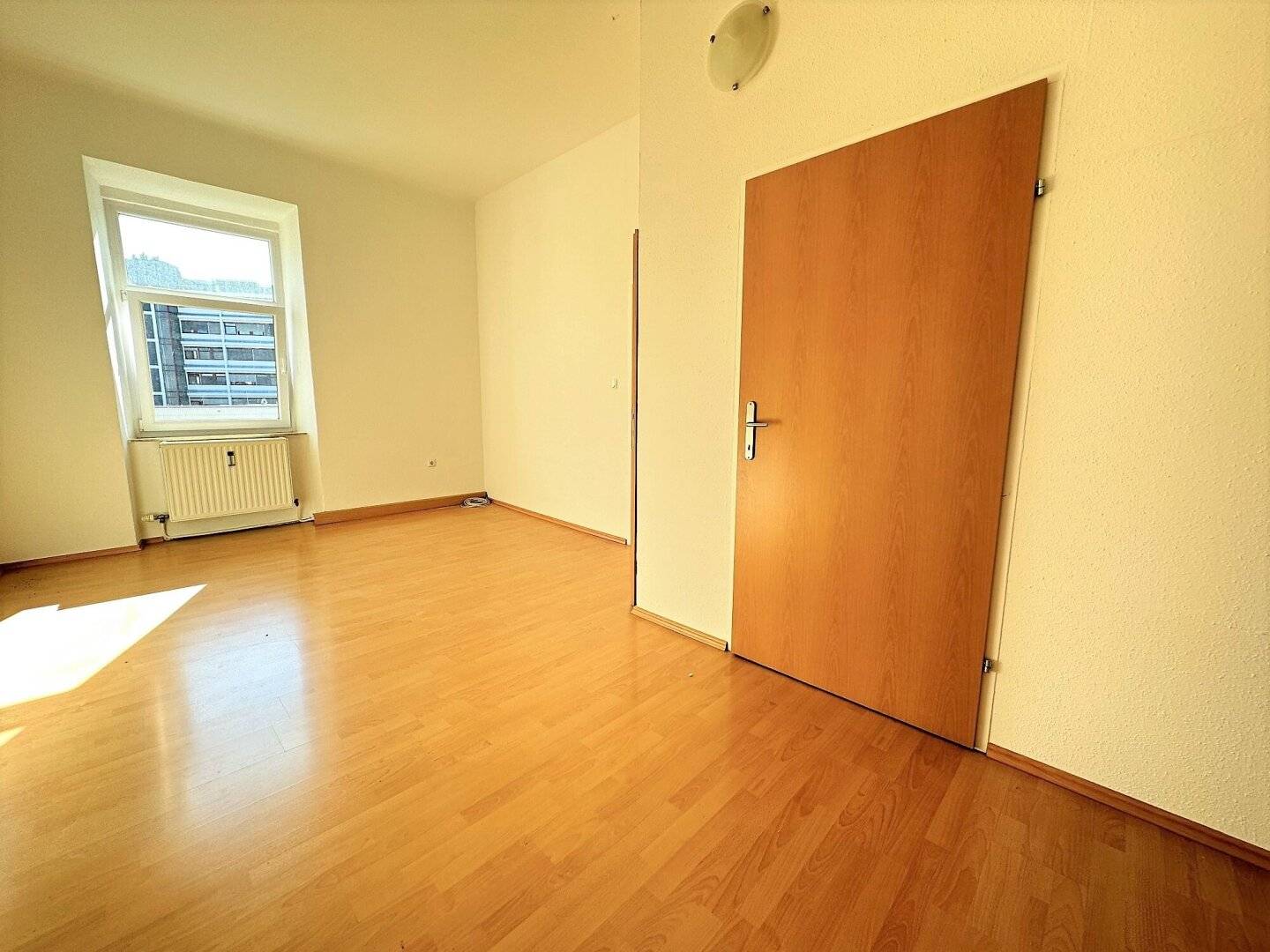 PROVISIONSFREI - Gemütliche 2-Zimmer Wohnung mit extra Küche in unmittelbarer Nähe zur AVL