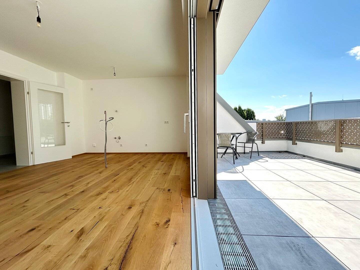 Living near Alte Donau &amp; UNO-City – air-conditioned attic apartment | First occupancy