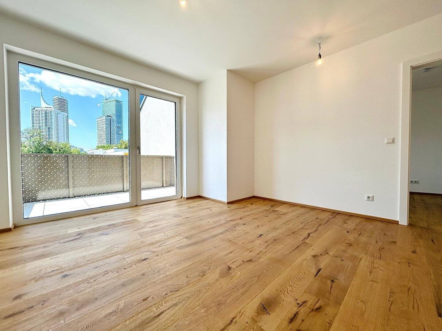 Living near Alte Donau &amp; UNO-City – air-conditioned attic apartment | First occupancy