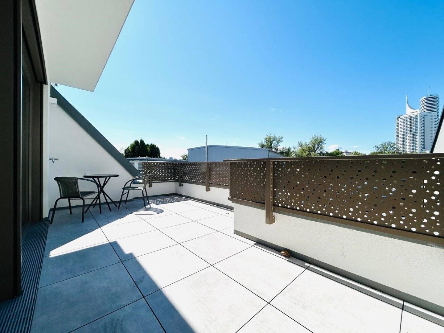 Living near Alte Donau &amp; UNO-City – air-conditioned attic apartment | First occupancy