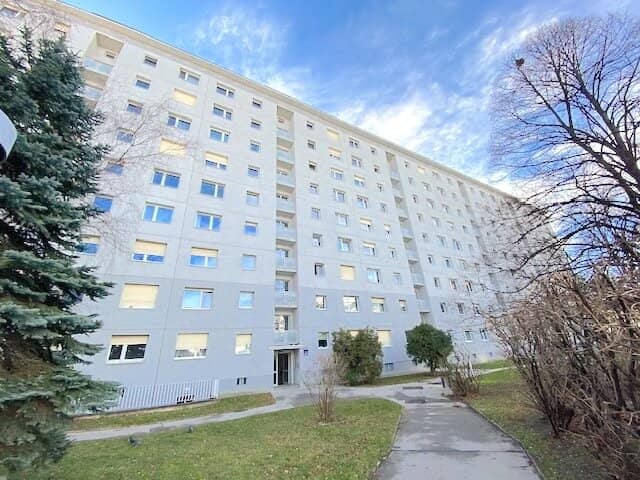 PROVISIONSFREI VOM EIGENTÜMER! UNSANIERTE 3-ZIMMER WOHNUNG MIT WINTERGARTEN!