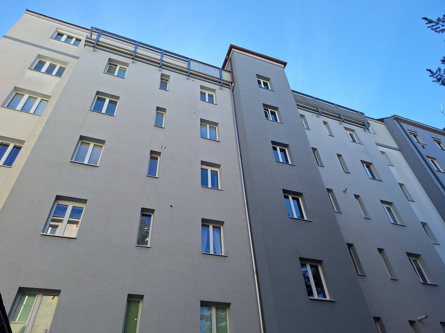 Bright 2-room apartment, building completely renovated, quiet location