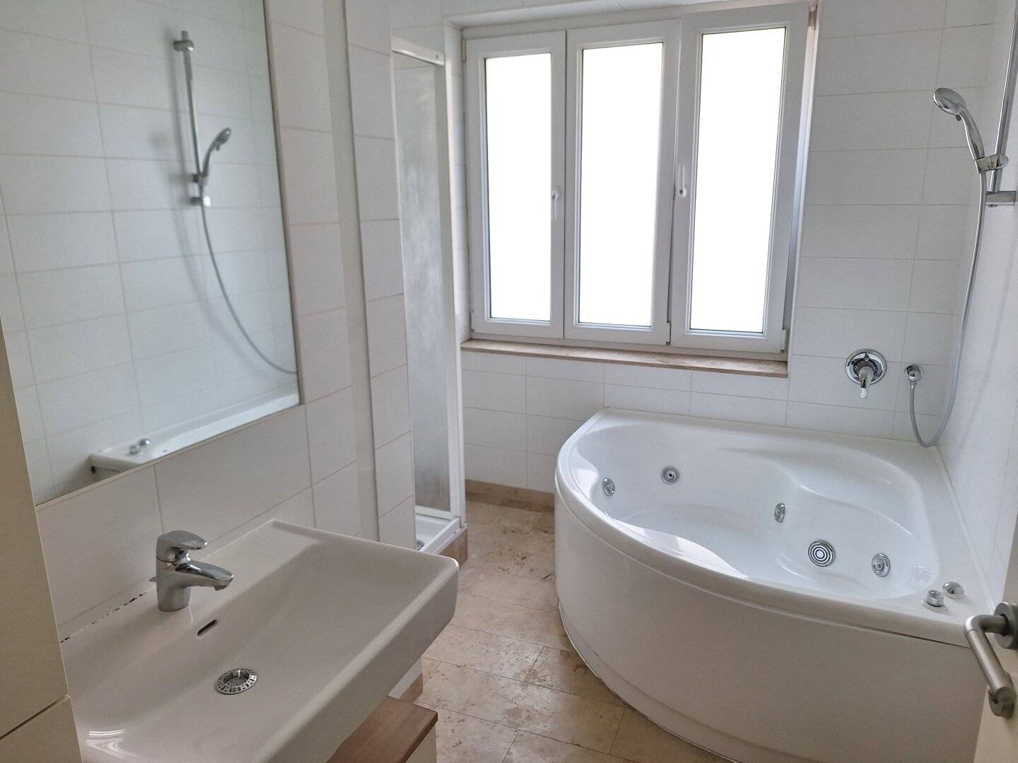 Helle 2-Zimmer Wohnung, Gebäude komplett saniert, ruhige Lage