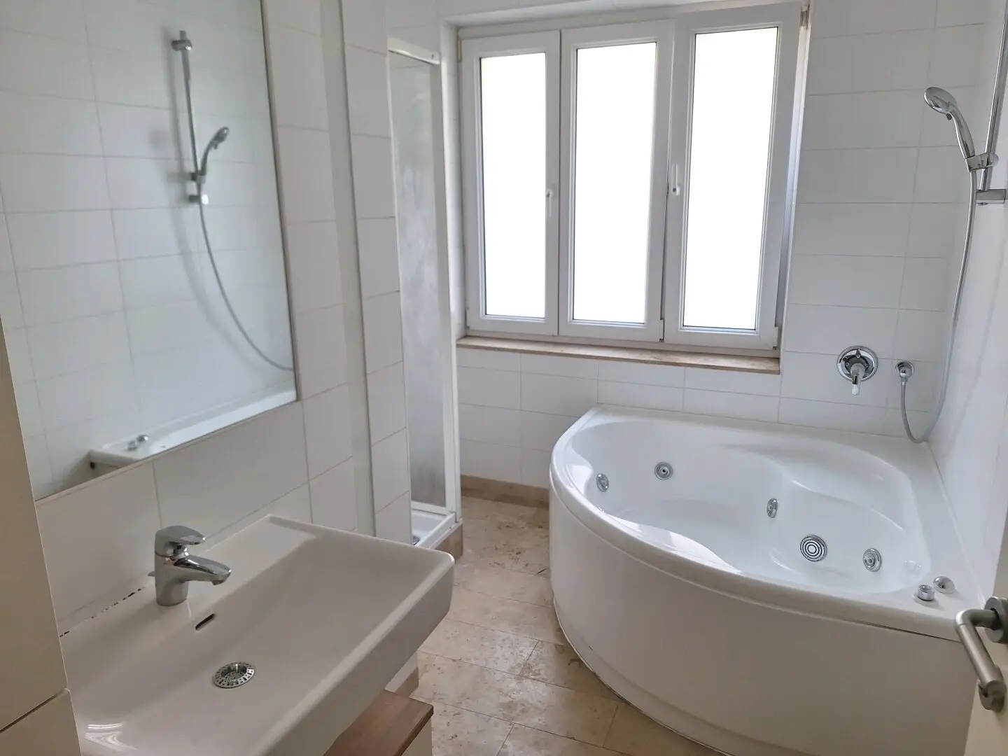 Bright 2-room apartment, building completely renovated, quiet location