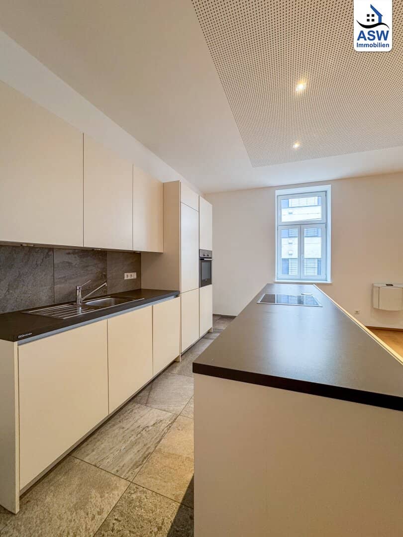 Zentrale Lage: Top-sanierte ca. 115 m2 Altbauwohnung 2-3 Räume mit Balkon und Sauna in der Hauptstraße