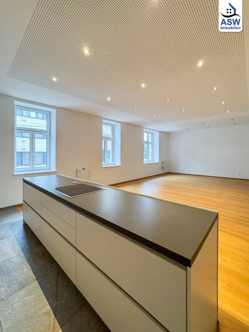 Zentrale Lage: Top-sanierte ca. 115 m2 Altbauwohnung 2-3 Räume mit Balkon und Sauna in der Hauptstraße