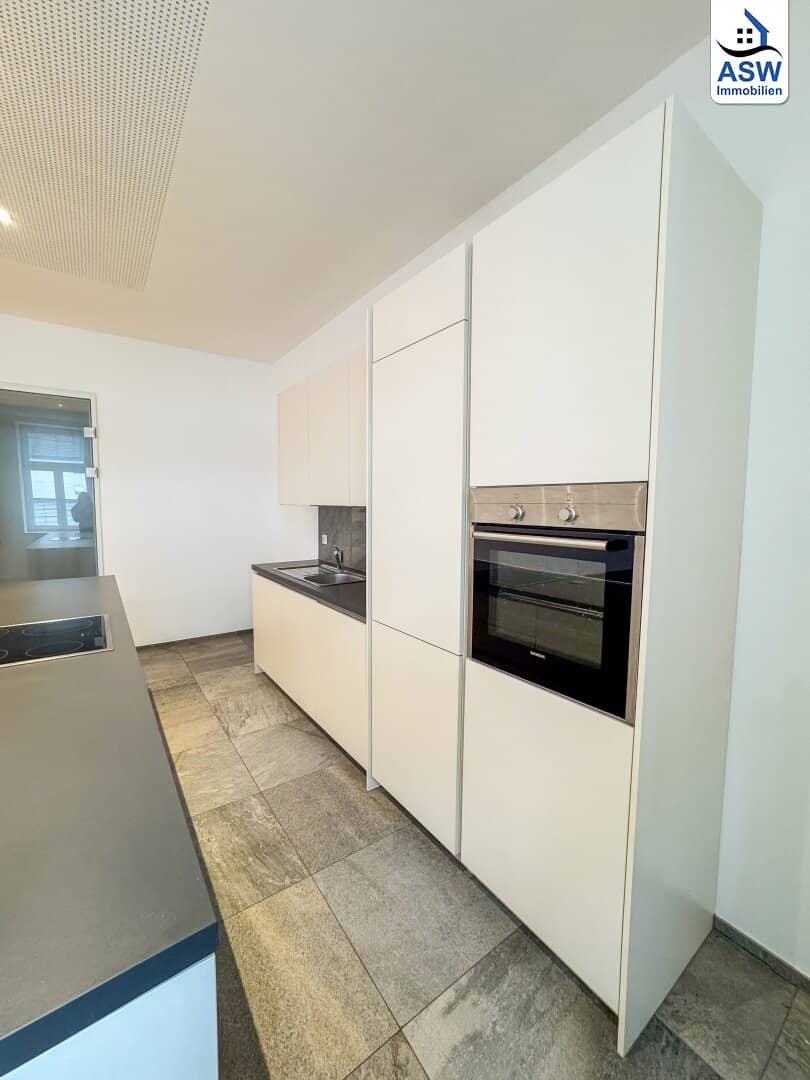 Zentrale Lage: Top-sanierte ca. 115 m2 Altbauwohnung 2-3 Räume mit Balkon und Sauna in der Hauptstraße