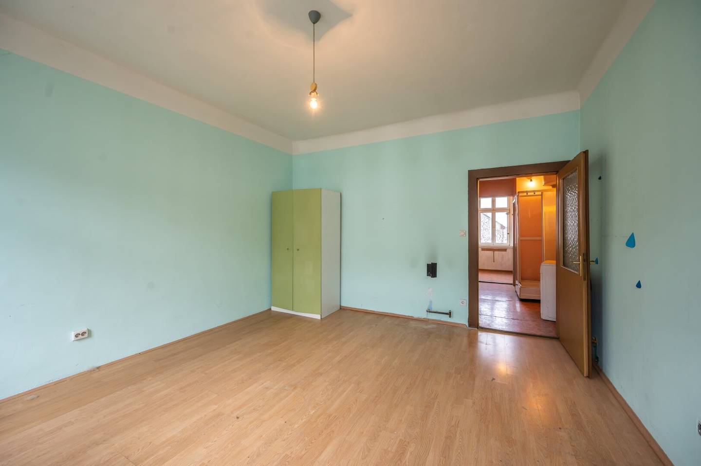 ++.NEU.++ Zwei Sanierungsbedürftige 4-Zimmer Altbau-Wohnungen mit BALKONoption und Rohdachboden mit 220m² DG Ausbaupotenzial