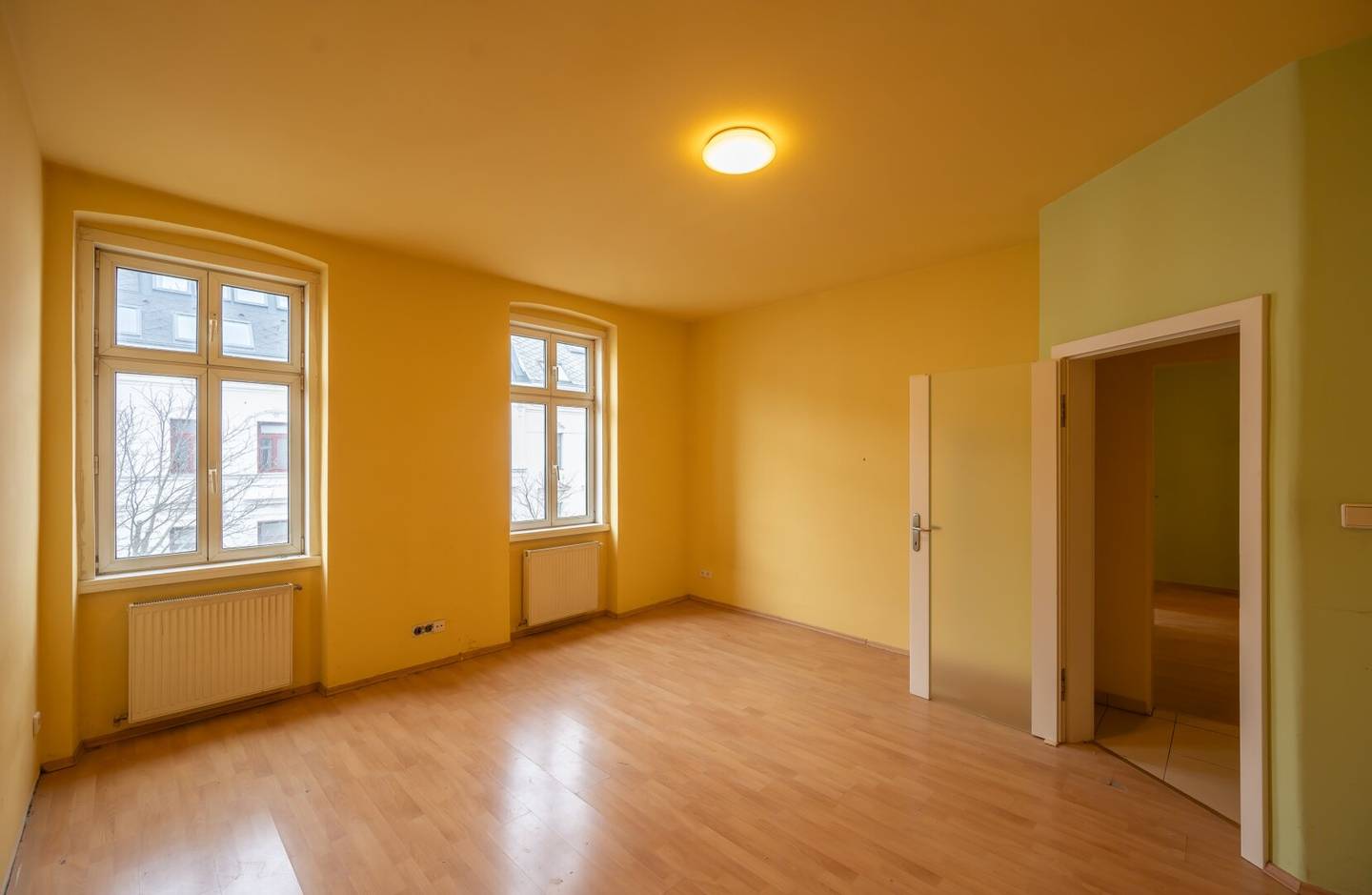 ++.NEU.++ Zwei Sanierungsbedürftige 4-Zimmer Altbau-Wohnungen mit BALKONoption und Rohdachboden mit 220m² DG Ausbaupotenzial