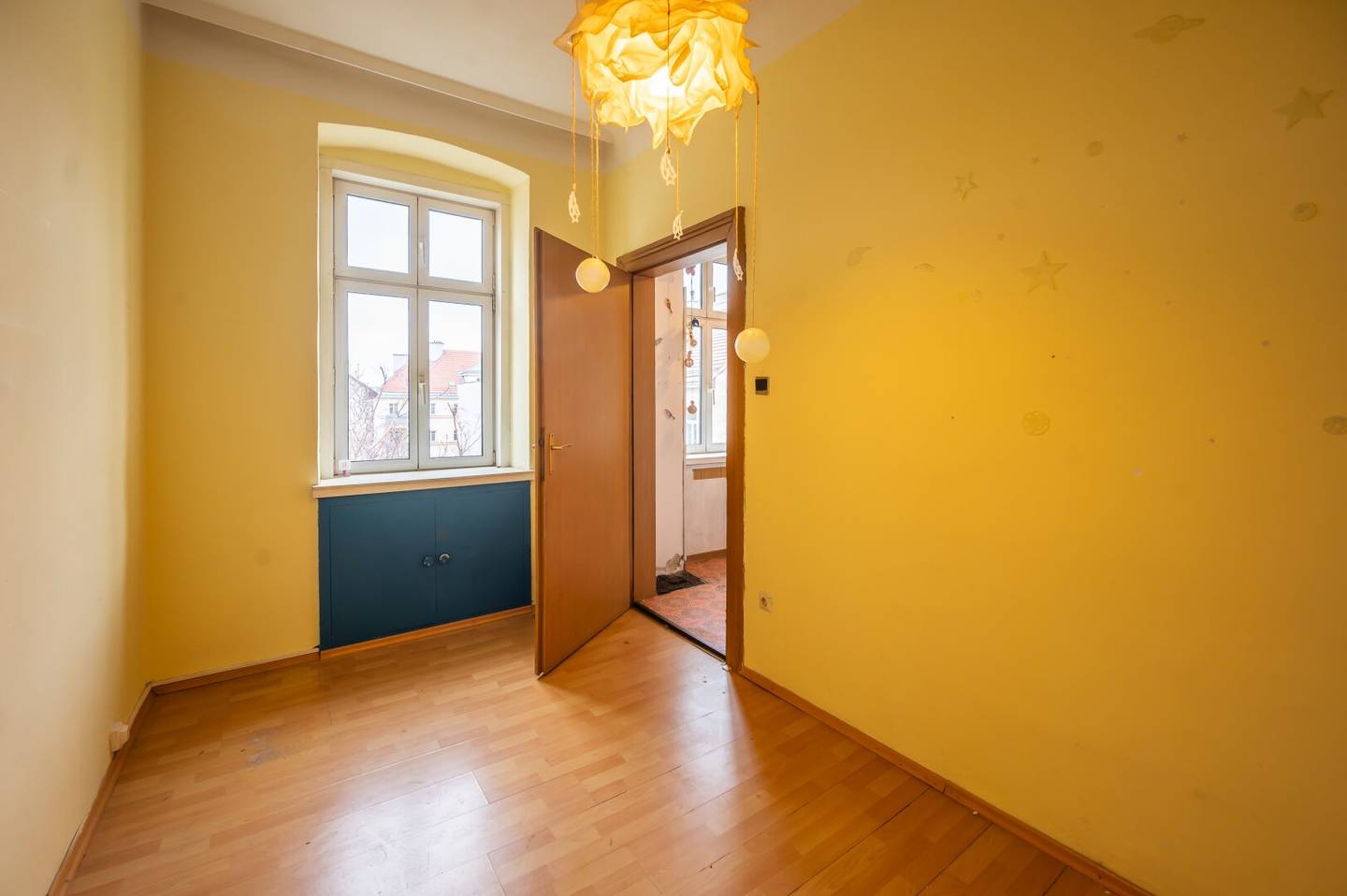 ++.NEU.++ Zwei Sanierungsbedürftige 4-Zimmer Altbau-Wohnungen mit BALKONoption und Rohdachboden mit 220m² DG Ausbaupotenzial