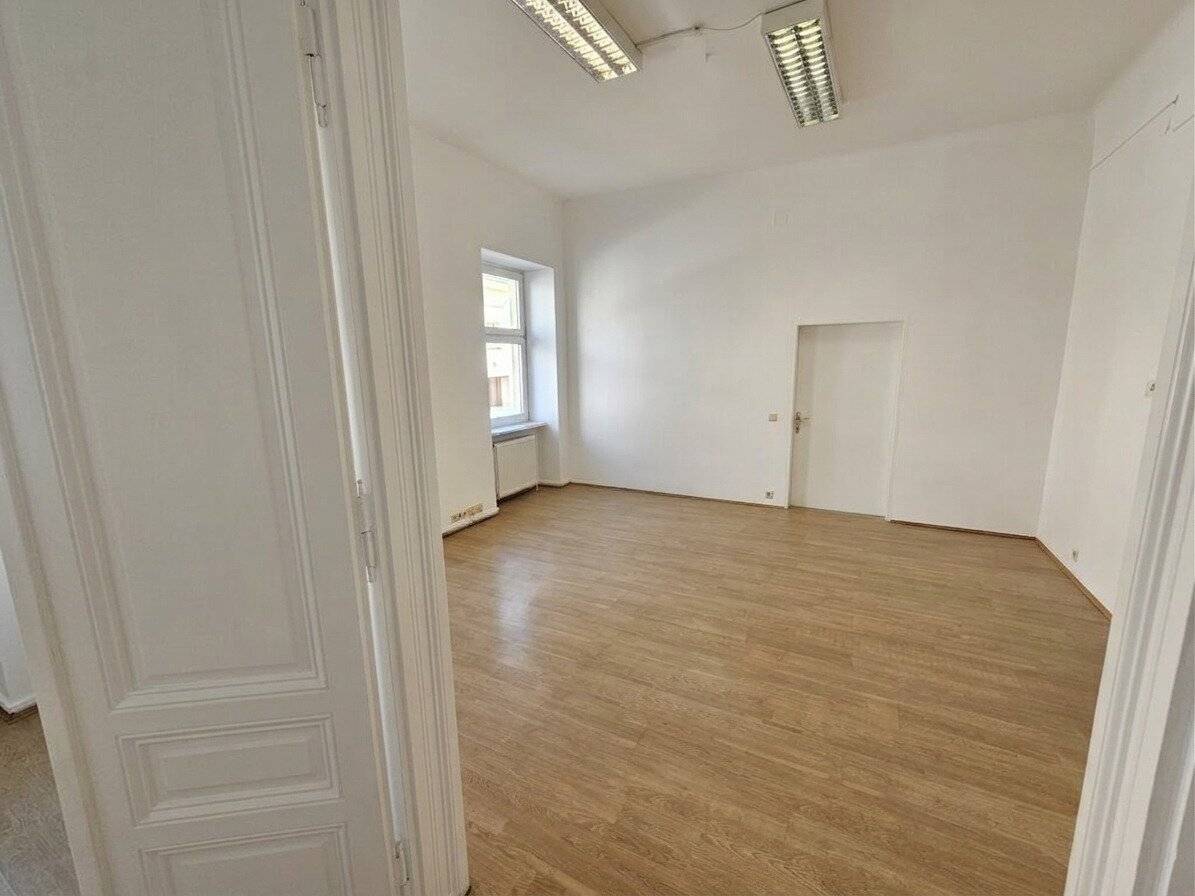 Neu renoviertes Büro mit Wohnmöglichkeit nähe Gersthofer Platz