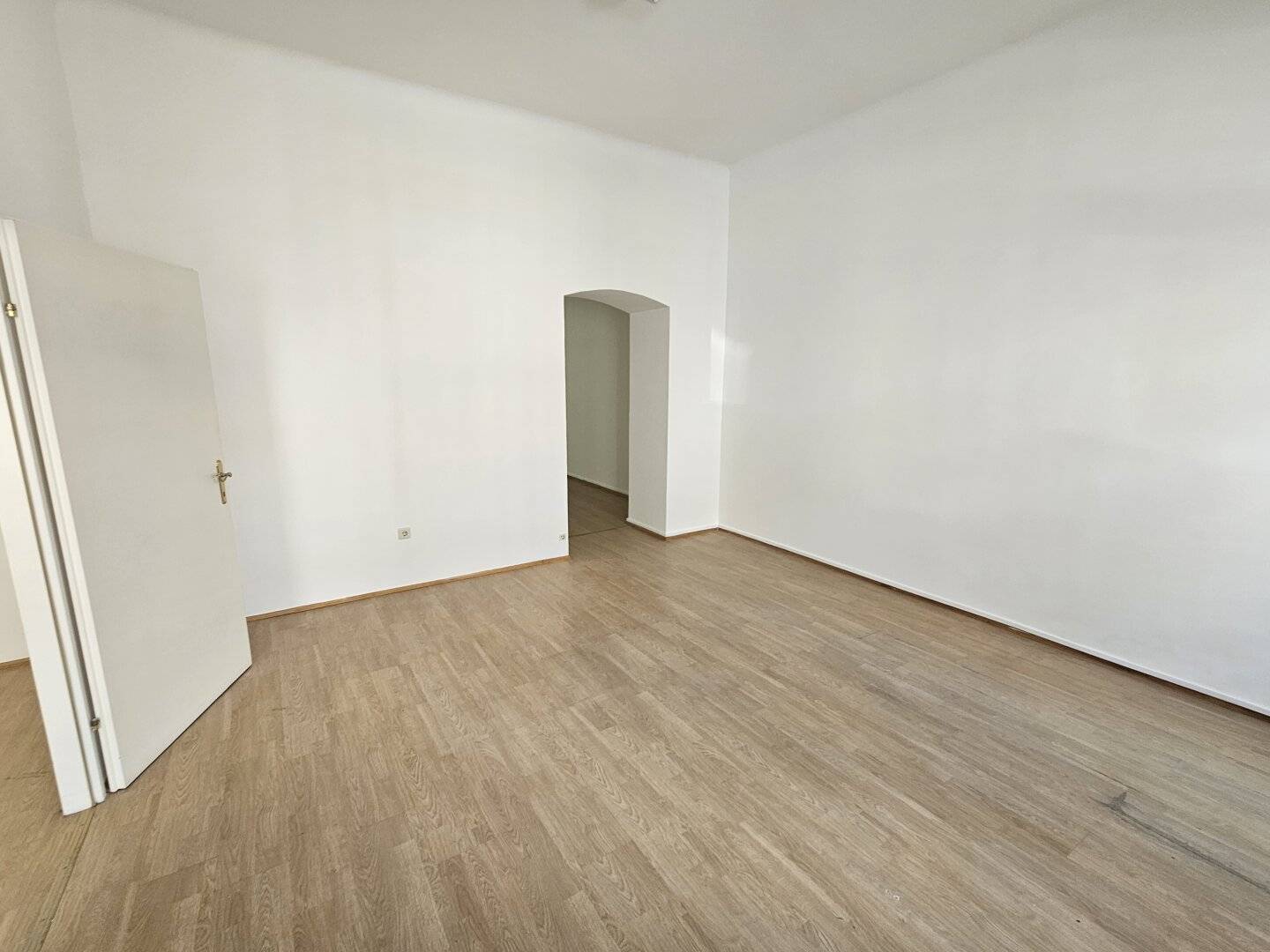 Neu renoviertes Büro mit Wohnmöglichkeit nähe Gersthofer Platz