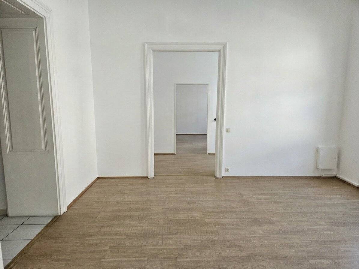Neu renoviertes Büro mit Wohnmöglichkeit nähe Gersthofer Platz