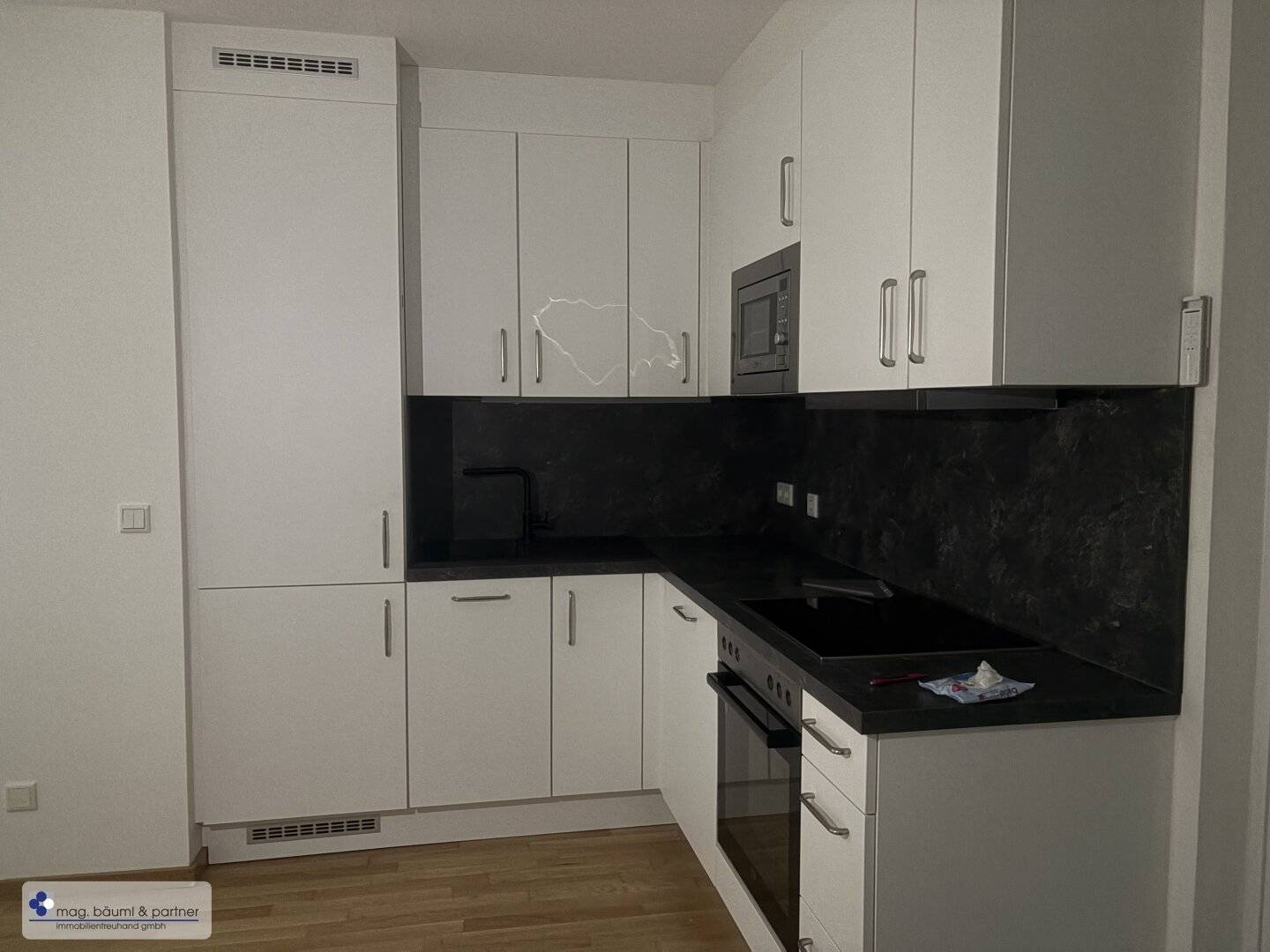 2  Zimmer  - modern möbliert mit Balkon ,  Warmwasser und Heizung inkludiert.