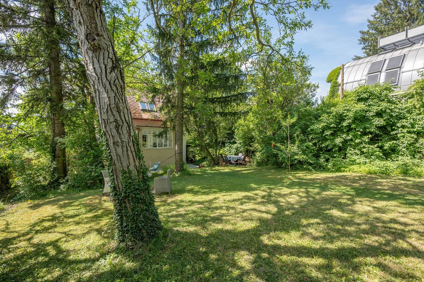 Green setting near Maurer Berg apartment