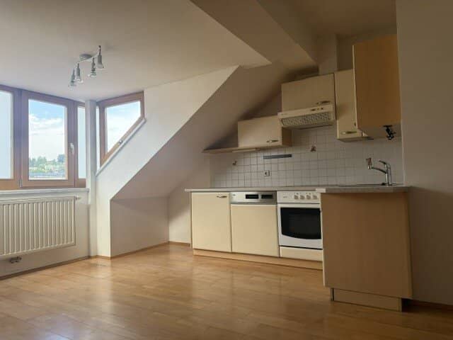 Lichtdurchflutete 2-Zimmer-Dachgeschoss-Wohnung in Graz: davon Wohnen/Essen/Kochen, Schlafzimmer- perfekt für Studierend, ideal gelegen Nähe Schillerplatz, ohne Lift, mit Kellerabteil