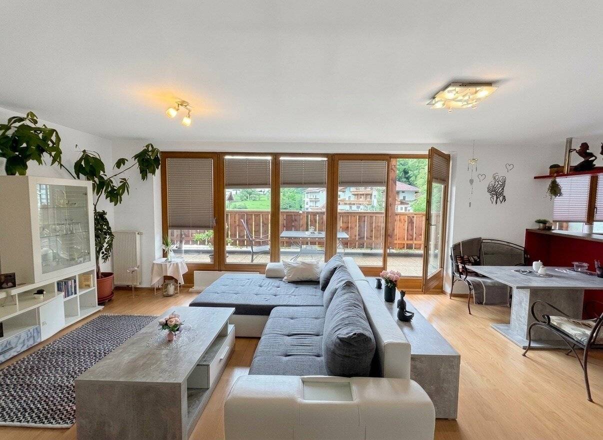 Spacious 4-room apartment with panoramic balcony, tiled stove and garage in Kaltenbach