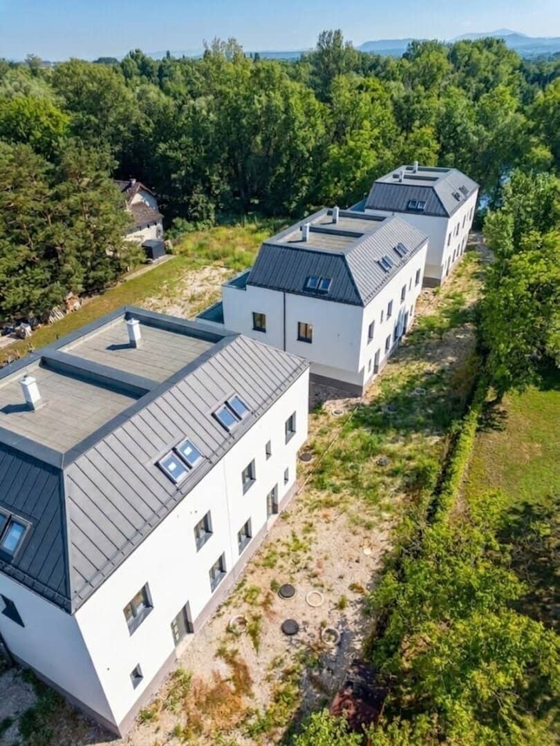 MODERN FAMILY HOUSE WITH GARDEN AND ROOFTOP TERRACE ONLY 25 MINUTES FROM VIENNA