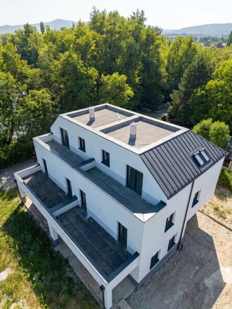 MODERN FAMILY HOUSE WITH GARDEN AND ROOFTOP TERRACE ONLY 25 MINUTES FROM VIENNA