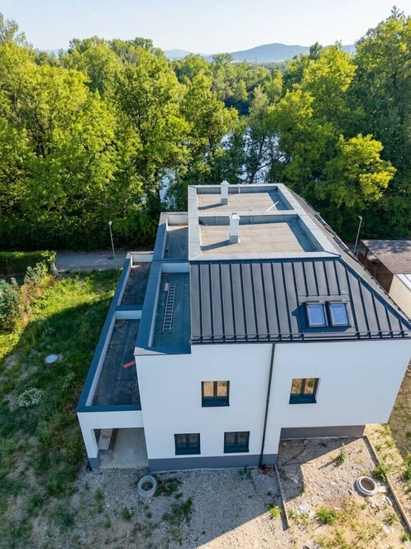 MODERN FAMILY HOUSE WITH GARDEN AND ROOFTOP TERRACE ONLY 25 MINUTES FROM VIENNA