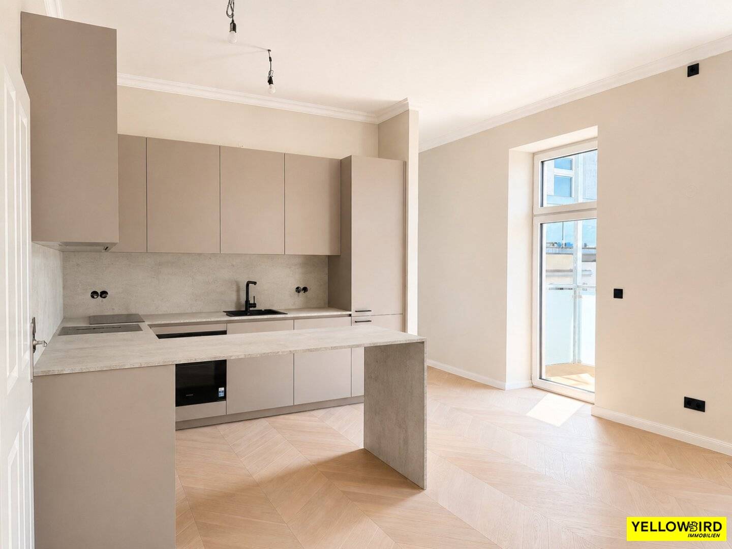 ERSTBEZUG I BALKON I TISCHLERKÜCHE I LIFT im Halbstock