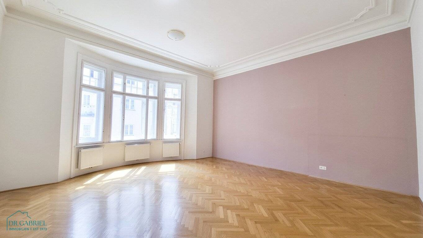 GROSSZÜGEIGE 5 ZIMMER-ALTBAUMIETE MIT BALKON