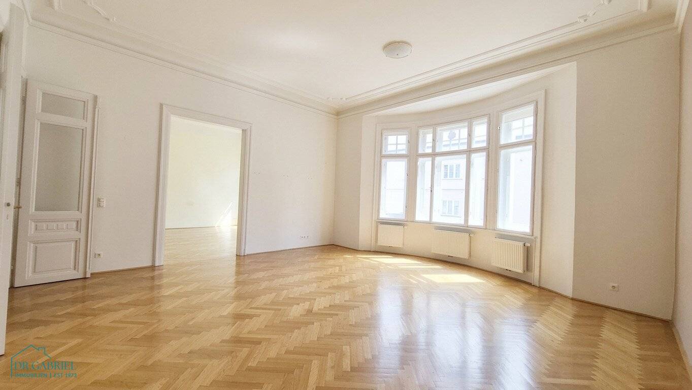 GROSSZÜGEIGE 5 ZIMMER-ALTBAUMIETE MIT BALKON