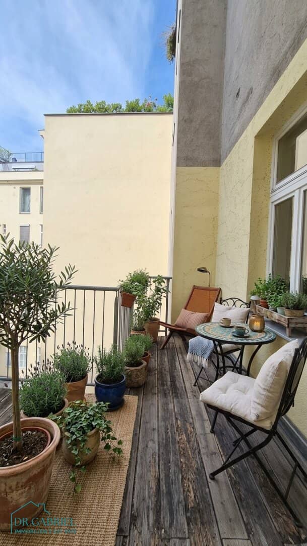 GROSSZÜGEIGE 5 ZIMMER-ALTBAUMIETE MIT BALKON